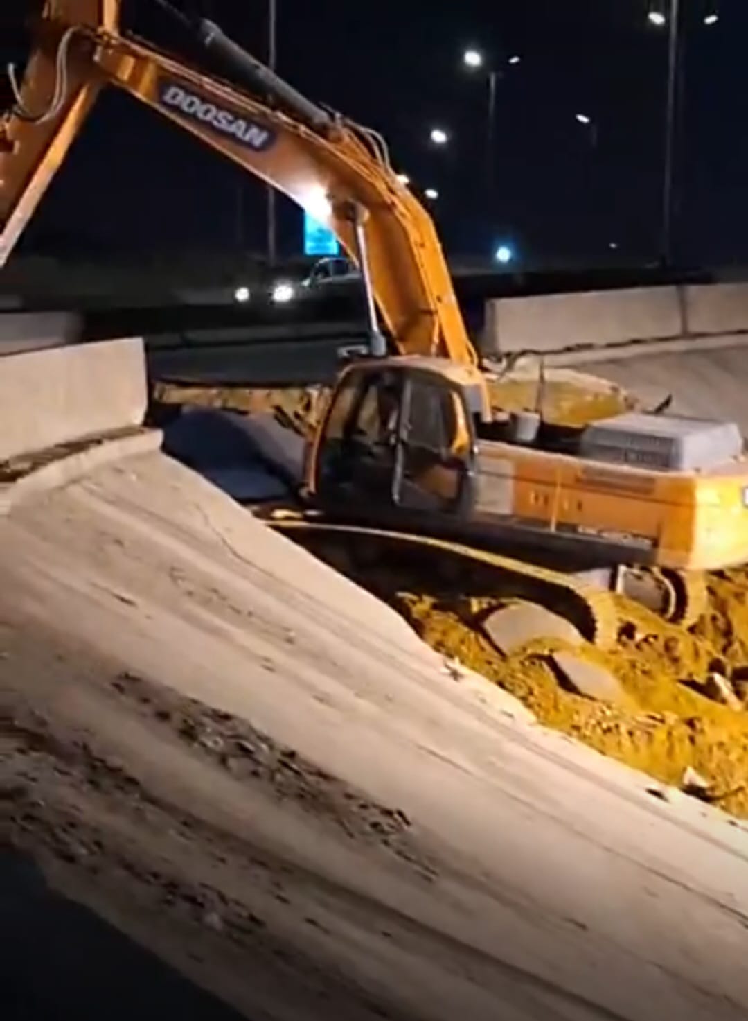 جانب من أعمال الإصلاحات (9) جانب من أعمال الإصلاحات (9)