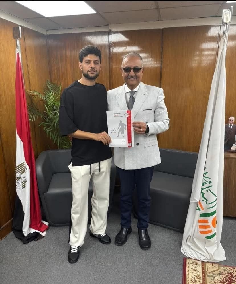 مصطفى شلبي واشرف نصار رئيس نادي البنك الاهلي خلال توقيع العقود مصطفى شلبي واشرف نصار رئيس نادي البنك الاهلي خلال توقيع العقود