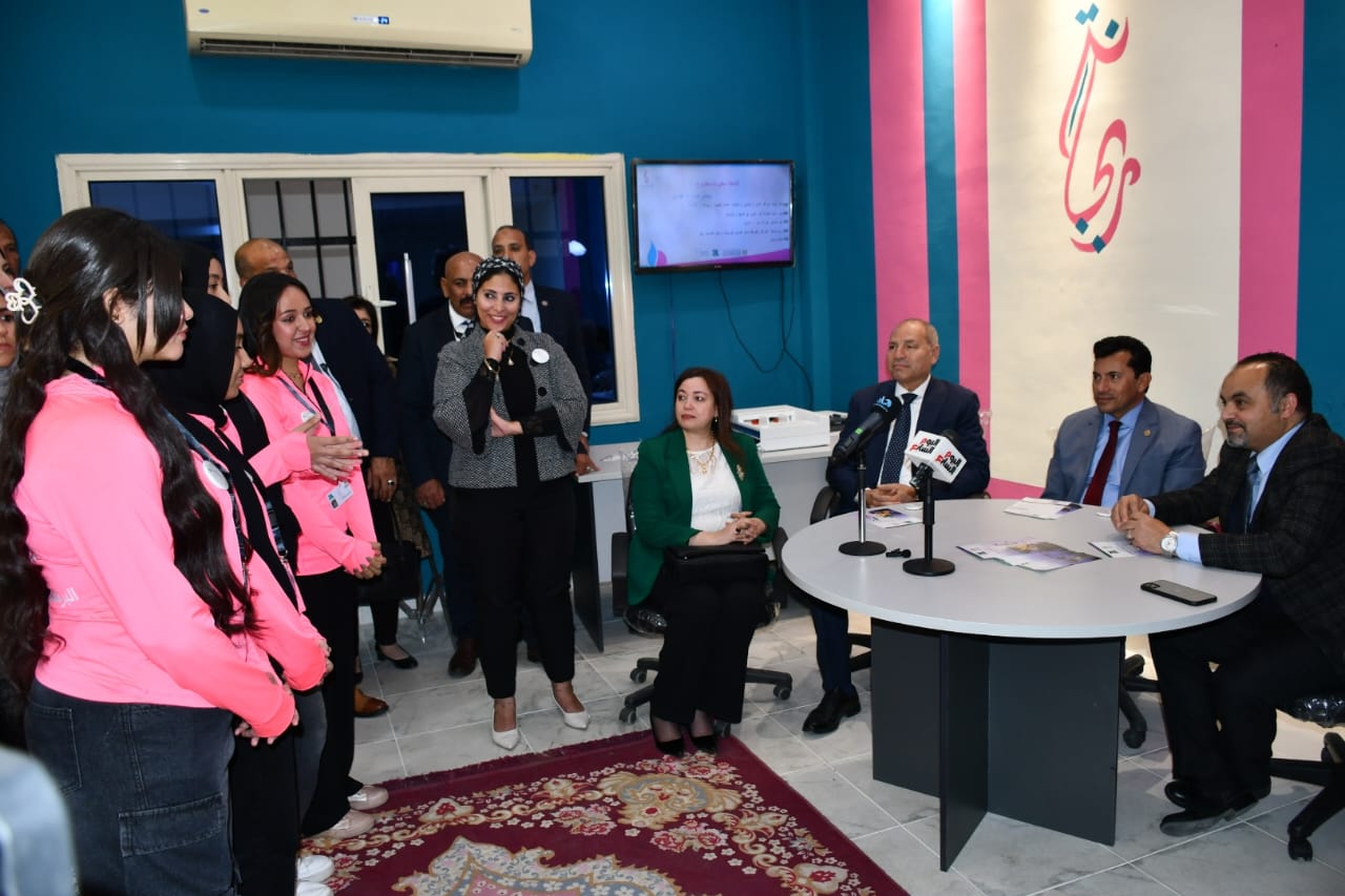 وزير الرياضة يدشن مبادرة ريحانة لتدريب الفتيات (2) وزير الرياضة يدشن مبادرة ريحانة لتدريب الفتيات (2)