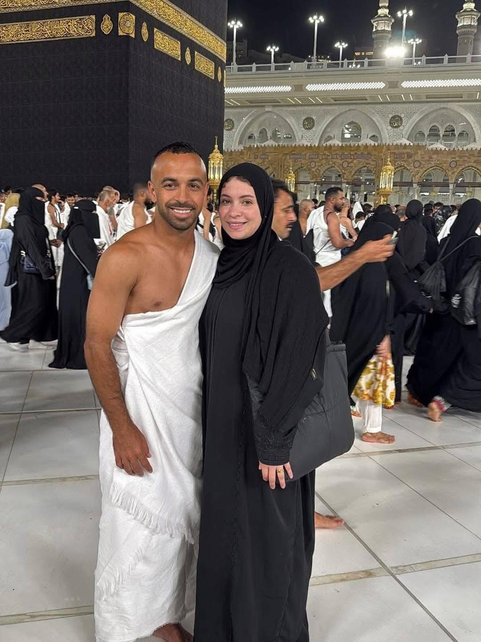 أفشة مع زوجته في  العمرة