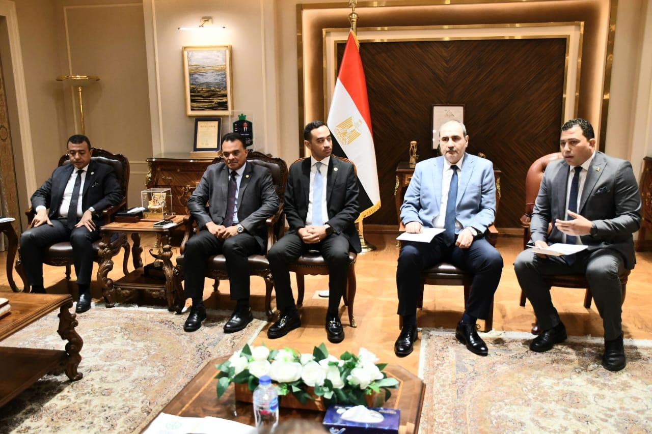 بعض المستثمرين مع الوزير