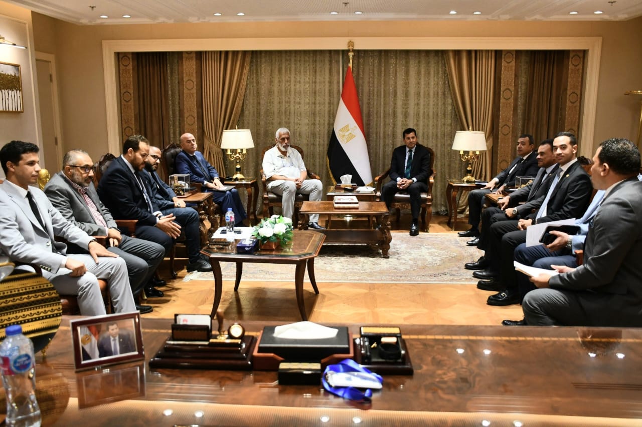 وزير الرياضة يلتقي مجموعة من المستثمرين المصريين وزير الرياضة يلتقي مجموعة من المستثمرين المصريين