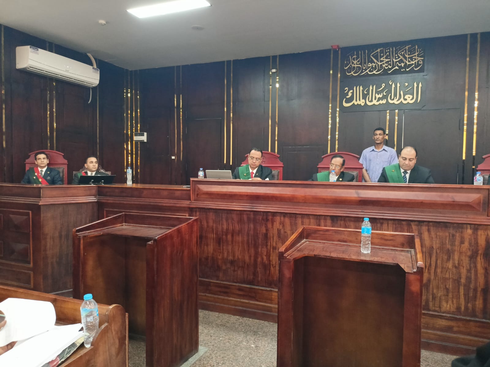 هيئة المحكمة خلال فعاليات الجلسة للمتهم هيئة المحكمة خلال فعاليات الجلسة للمتهم
