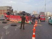 إصابة سائق فى حادث انقلاب سيارة محملة بمواد غذائية فى دار السلام بسوهاج manshetat