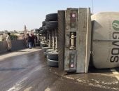زحام مرورى بسبب انقلاب سيارة نقل محملة بالزلط بالطريق الأوسطى manshetat