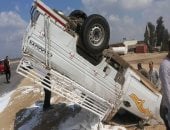 انقلاب سيارة نقل مقطورة محملة بمواسير بطريق الفيوم manshetat