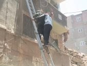 آخر تحديث.. الشرطة تنقذ 13 شخصا من عقار مهدد بالانهيار بجوار منزلى حدائق القبة المنهارينفيديو