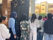 آخر تحديث.. بدء إجراءات تفتيش طلاب الثانوية العامة بالجيزة قبل أداء امتحان اللغة العربية