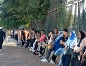 آخر تحديث.. قبل فتح أبواب اللجان طلاب الثانوية يراجعون اللغة العربية فى الدقائق الأخيرة