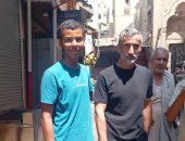 آخر تحديث.. ريبيرو مدرب الأهلي يتجول فى شارع المعز ويلتقط صورا مع الجماهير فيديو