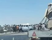آخر تحديث.. أوناش المرور ترفع حطام تصادم سيارتين ميكروباص بالطريق الإقليمى