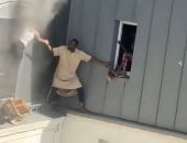شجاعة منقطعة النظير رجل يخاطر بحياته لإنقاذ 6 أشخاص من حريق شقة في باريس manshetat