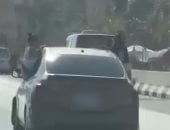 ضبط سيارة يجلس أطفال على نوافذها أثناء سيرها بالطريق الدائرى صور manshetat
