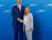 رئيس وزراء ألبانيا يجثو على ركبته للمرة الثانية أمام نظيرته الإيطالية فيديو manshetat