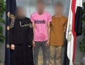 حبس عاطلين وسيدة 4 أيام بتهمة سرقة شخص بالإكراه فى القاهرة الجديدة manshetat