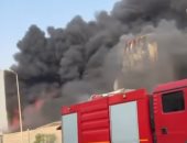 تصاعد الأدخنة الكثيفة من حريق مصنع منظفات وكيماويات مدينة بدر صور manshetat