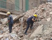نيابة العطارين بالإسكندرية تعاين موقع انهيار عقار صلاح الدين بوسط المحافظة manshetat