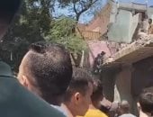 فصل التيار الكهربى والغاز عن موقع انهيار عقار شبرا لتسهيل عمليات البحث manshetat