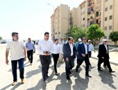 وزير الإسكان يتفقد وحدات سكن لكل المصريين ومحطة صرف صحي بحدائق أكتوبر manshetat
