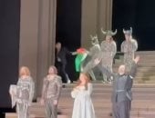 فنان يرفع العلم الفلسطيني على مسرح دار الأوبرا الملكية بوسط لندن فيديو manshetat