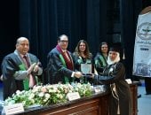 رئيس جامعة القاهرة يشهد تخريج الدفعة 97 من الطلاب الوافدين بكلية طب الأسنان manshetat