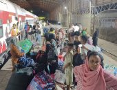 وصول قطار الأشقاء السودانيين إلى محطة السد العالى بأسوان صور manshetat