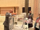 الملحق الثقافي المصري بالسعودية يدلي بصوته في انتخابات مجلس الشيوخ