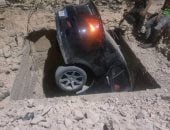 فيديو يوثق الحادث تفاصيل سقوط سيارة داخل حفرة ضخمة بحدائق أكتوبر