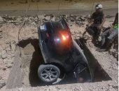 سقوط سيارة بداخلها زوجان فى حفرة بحدائق أكتوبر ونجاتهما بأعجوبة فيديو وصور