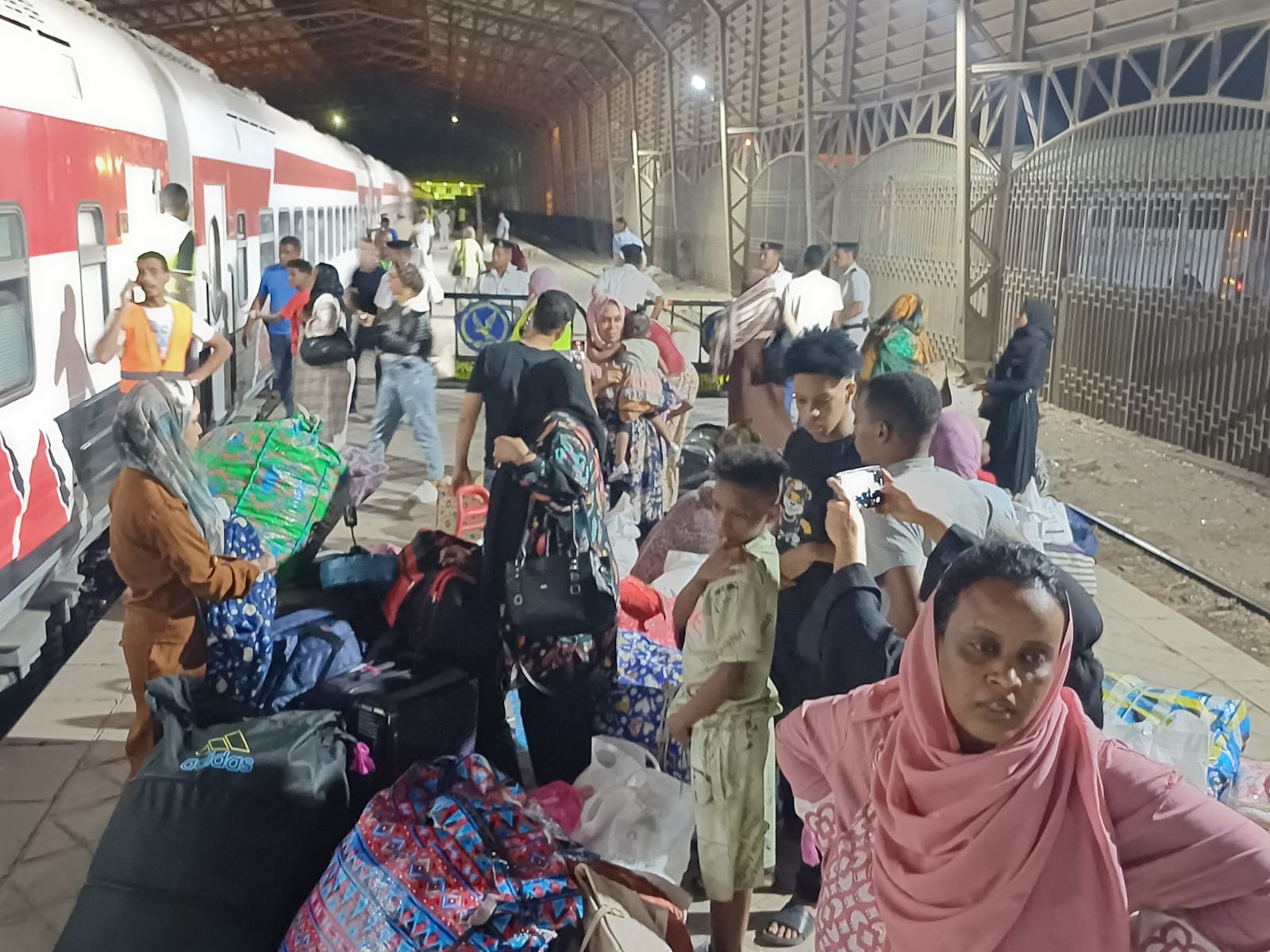 وصول قطار الأشقاء السودانيين (7) وصول قطار الأشقاء السودانيين (7)
