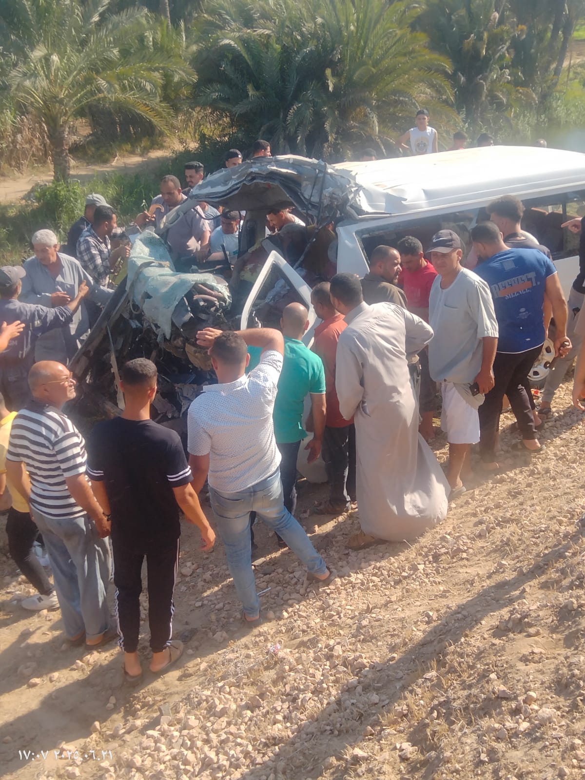 السيارة الميكروباص التي صدكت نتيجة الحادث السيارة الميكروباص التي صدكت نتيجة الحادث