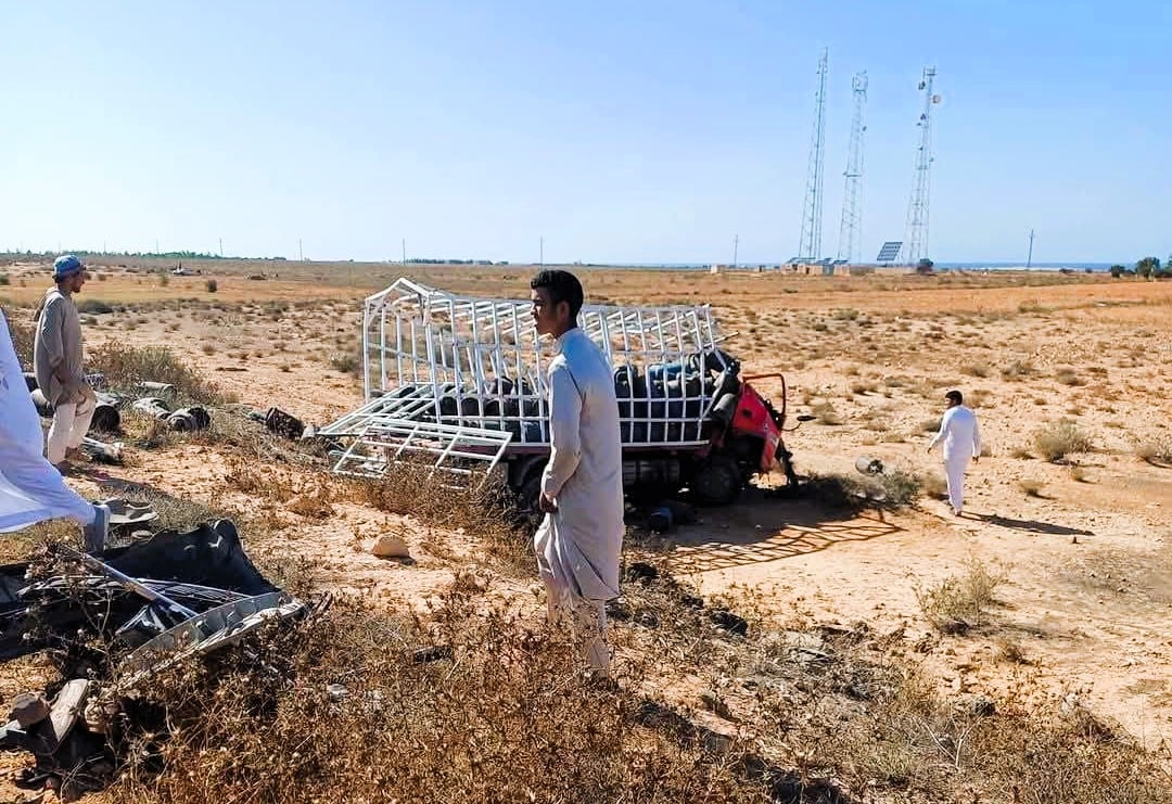 اثار حادث تصادم على طريق مطروح السلوم