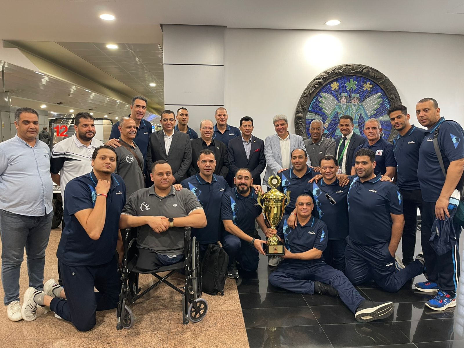 صورة جماعية لابطال افريقيا مع الوزير صورة جماعية لابطال افريقيا مع الوزير