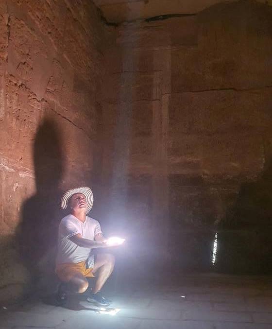 استمتاع أجنبي بضوء الشمس فى إحدي غرف الكرنك استمتاع أجنبي بضوء الشمس فى إحدي غرف الكرنك