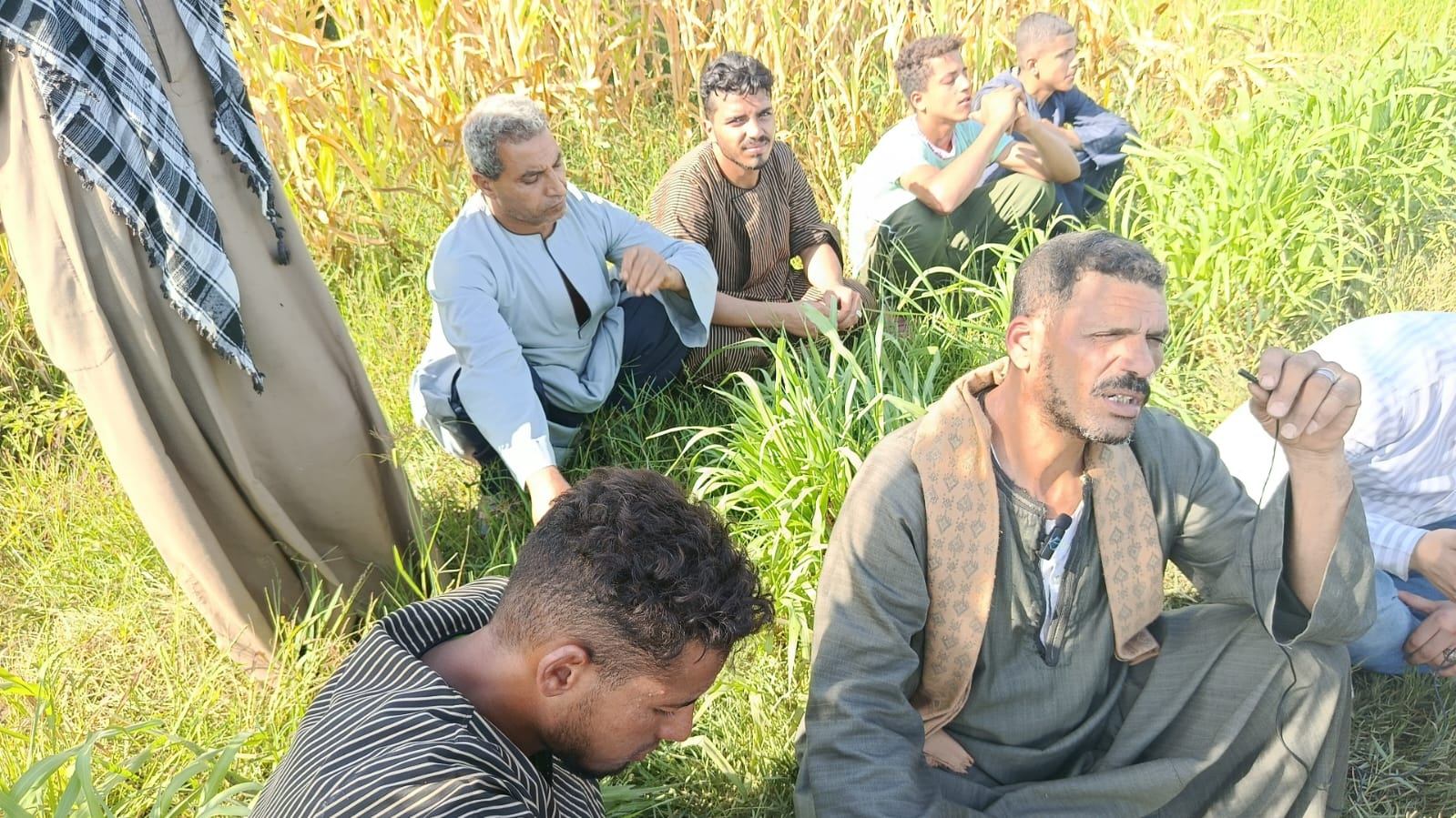 جانب من انتظار الأهالى خروج الجثامين (3)