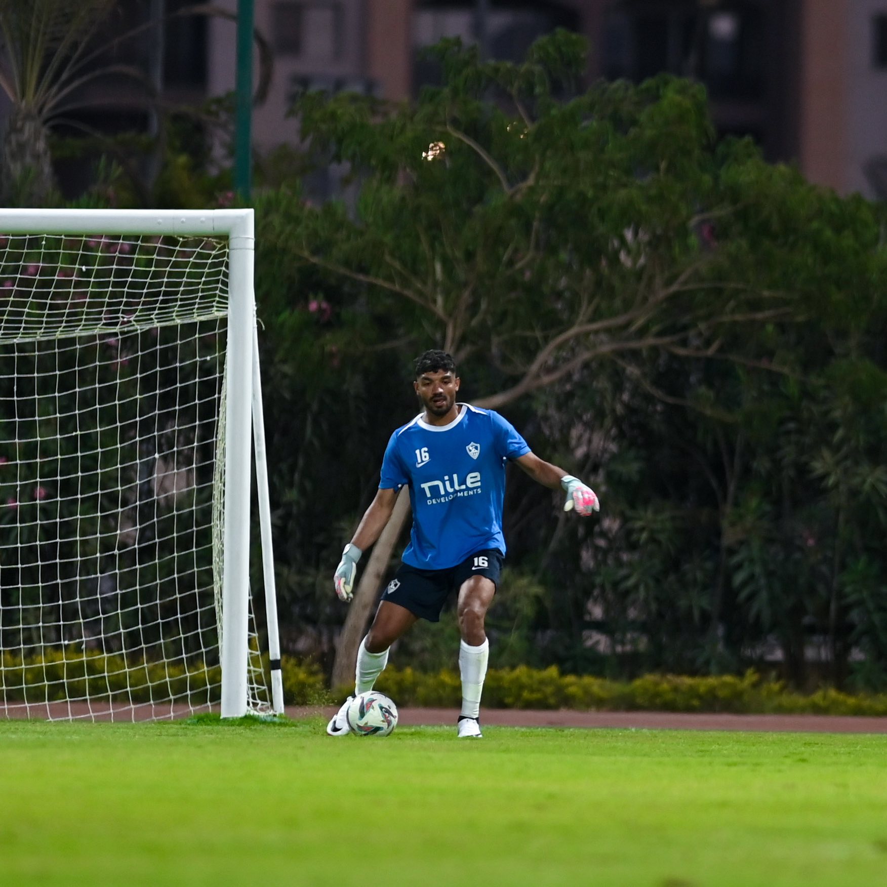 محمد صبحى حارس الزمالك يركل الكرة