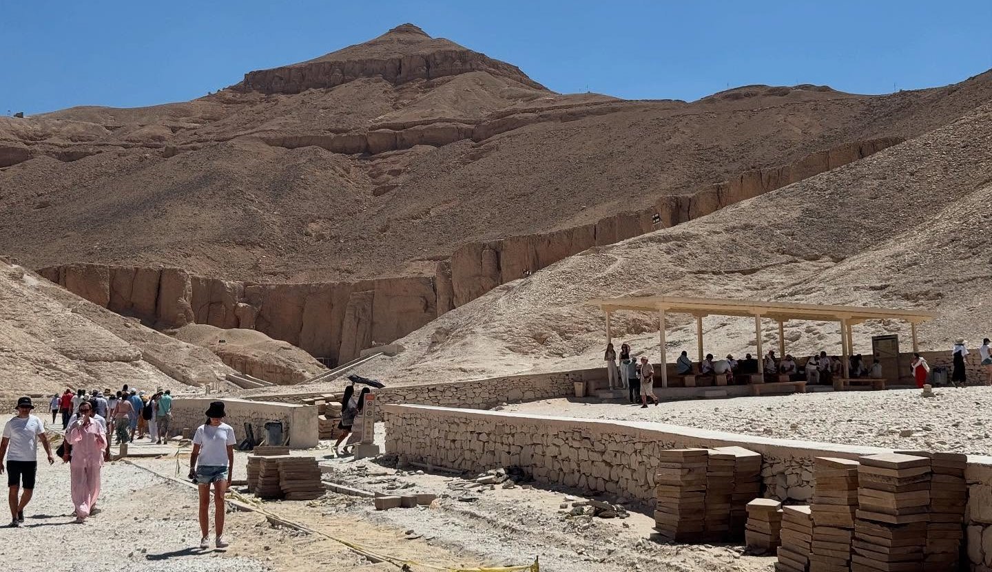 التوافد اليومى من السياح على مقابر وادى الملوك التوافد اليومى من السياح على مقابر وادى الملوك