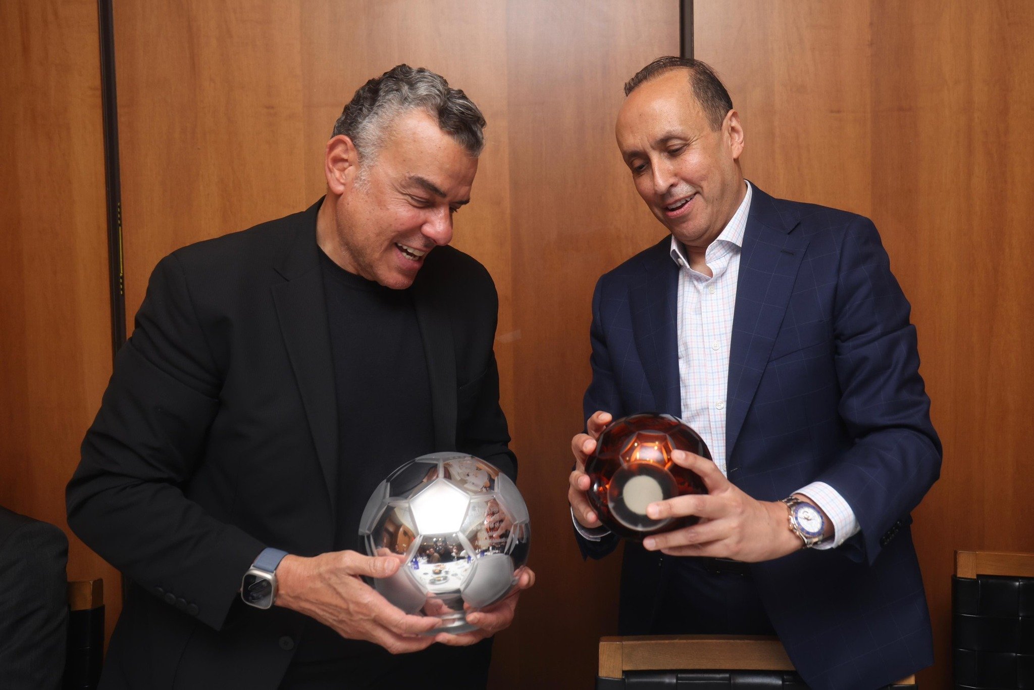 خالد مرتجي يتبادل الهدايا مع الوفود في كأس العالم للأندية (2) خالد مرتجي يتبادل الهدايا مع الوفود في كأس العالم للأندية (2)