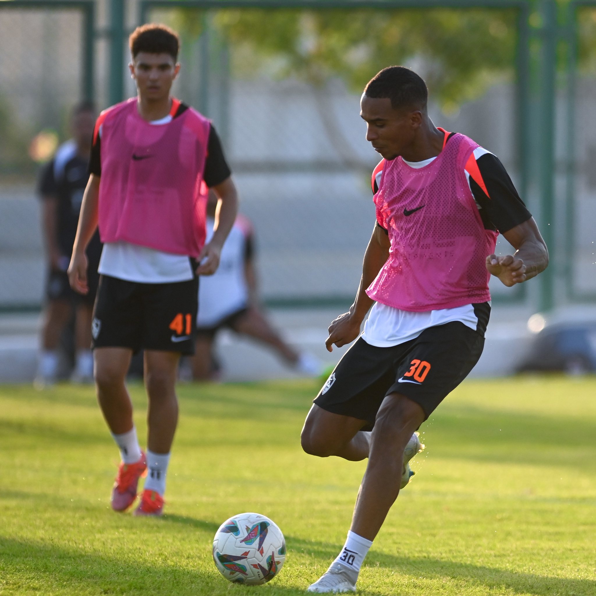 سيف الجزيرى يظهر فى مران الزمالك رغم أنباء رحيله عن الزمالك سيف الجزيرى يظهر فى مران الزمالك رغم أنباء رحيله عن الزمالك