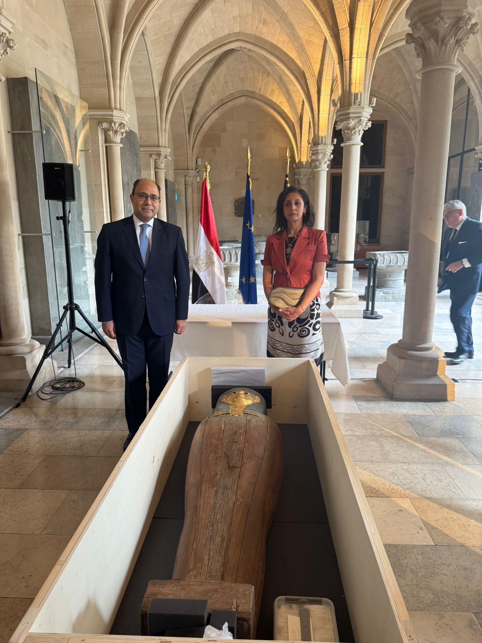 جانب من تسلم القطع الأثرية جانب من تسلم القطع الأثرية