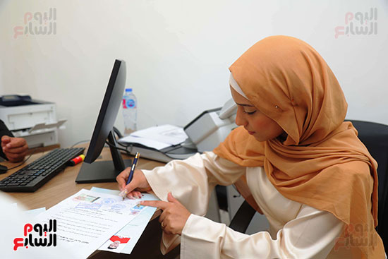 التوقيع على عقد داخل المكتب بالمقر الجديد التوقيع على عقد داخل المكتب بالمقر الجديد
