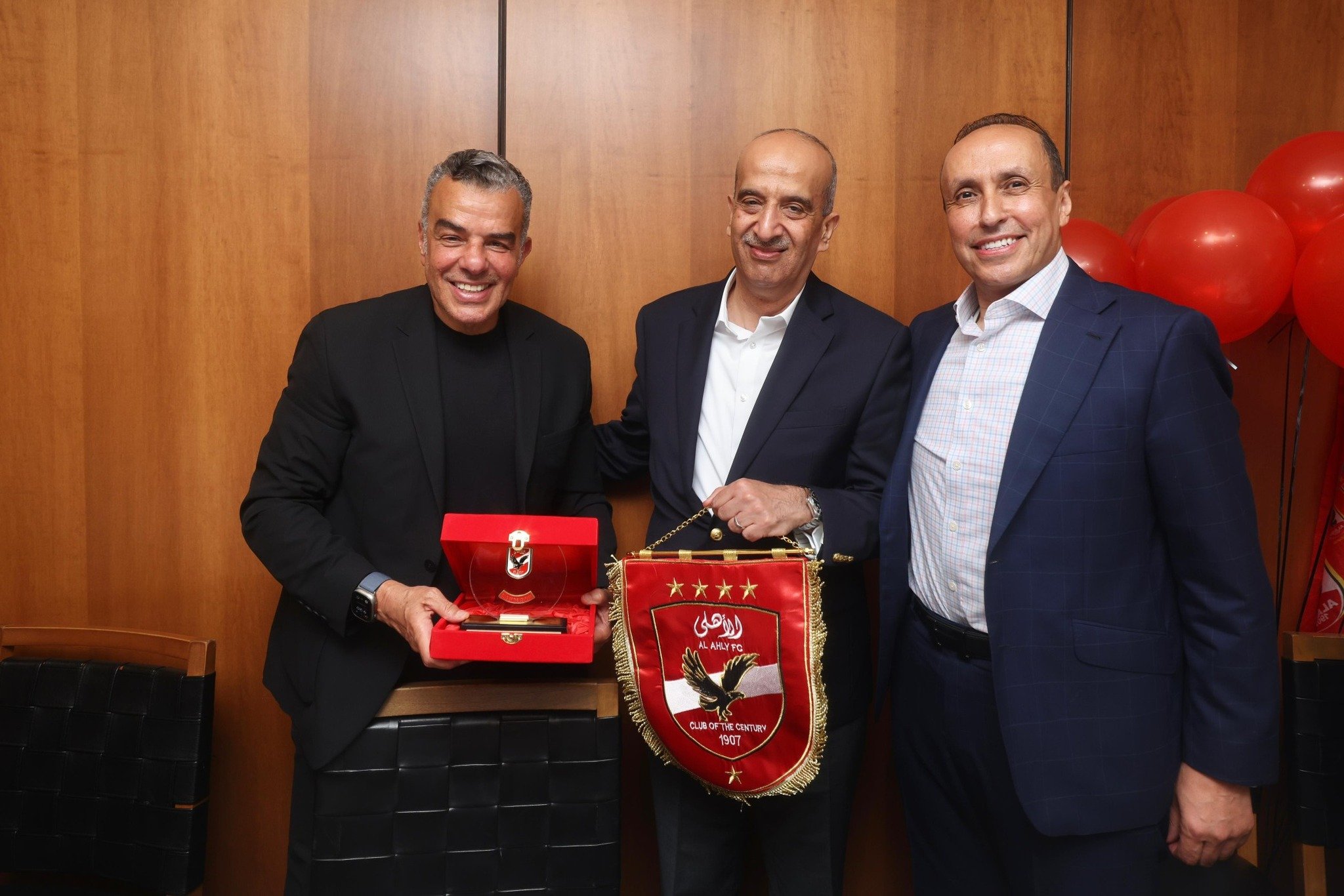خالد مرتجي يتبادل الهدايا مع الوفود في كأس العالم للأندية (1) خالد مرتجي يتبادل الهدايا مع الوفود في كأس العالم للأندية (1)