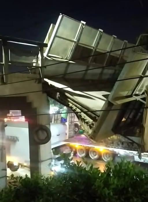 سقوط كوبرى مشاة بطوخ (4) سقوط كوبرى مشاة بطوخ (4)