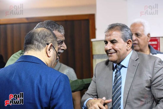 طاهر أبو زيد يقدم العزاء