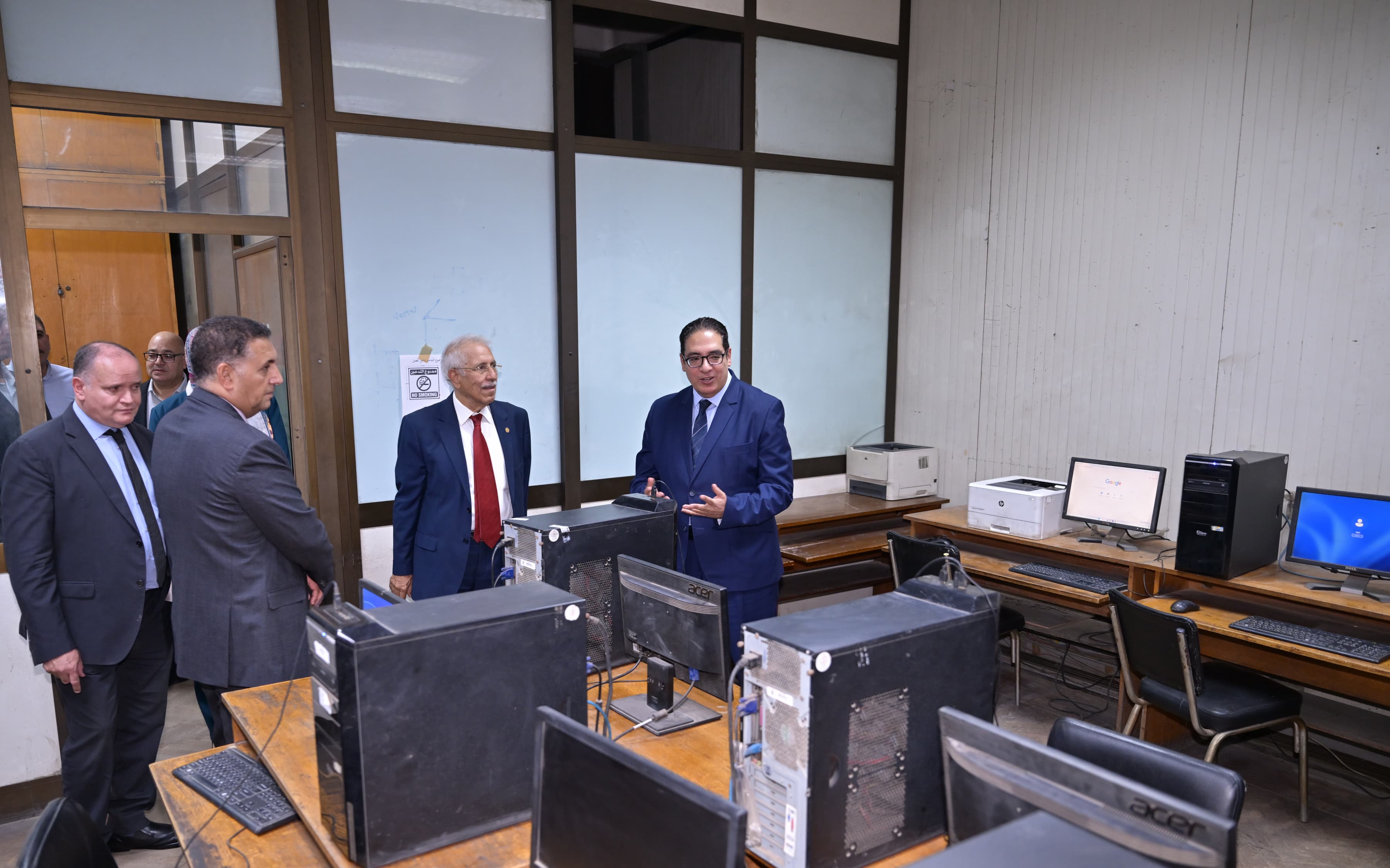 رئيس جامعة القاهرة يتفقد معامل تنسيق كلية الهندسة رئيس جامعة القاهرة يتفقد معامل تنسيق كلية الهندسة