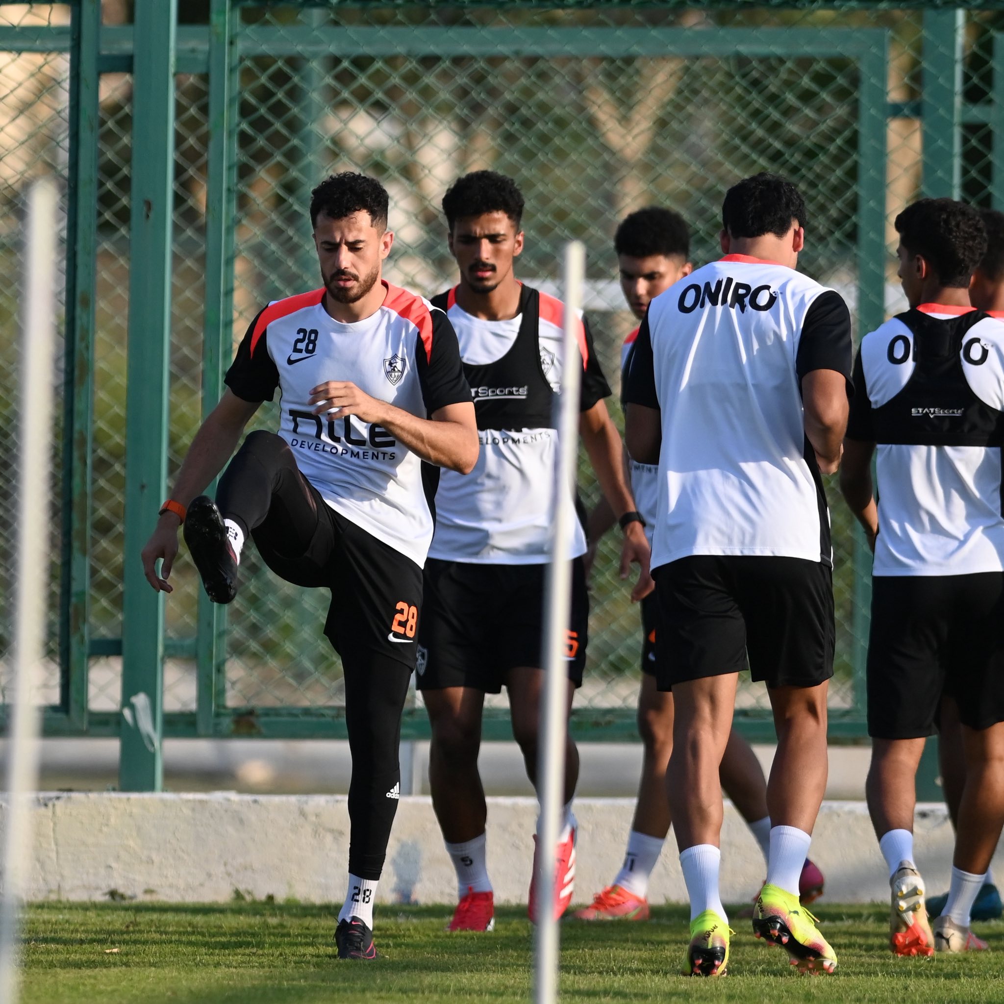لاعبو الزمالك يواصلون التدريبات لاعبو الزمالك يواصلون التدريبات