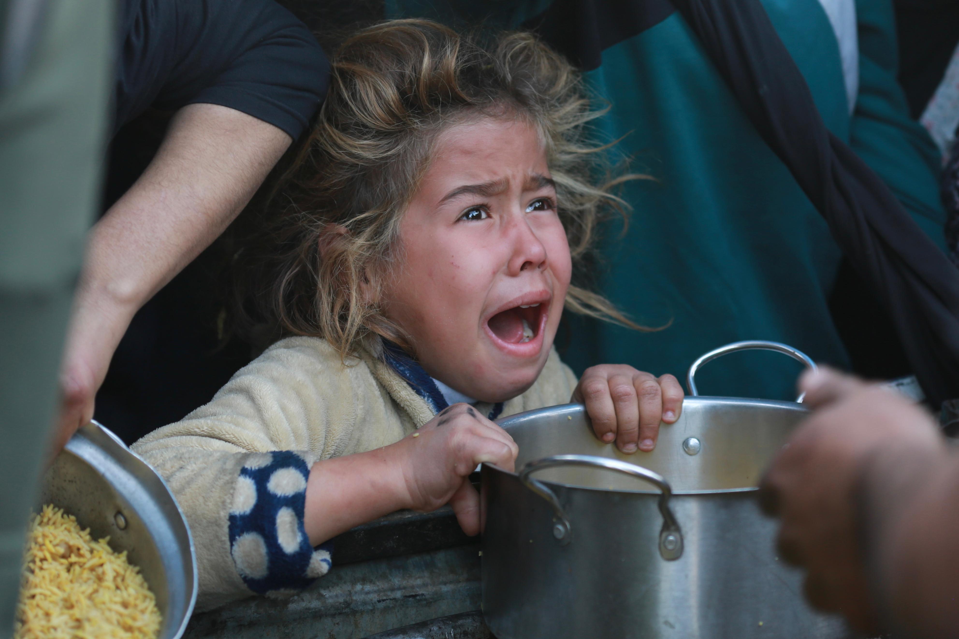 أطفال غزة يعانون من القصف والجوع أطفال غزة يعانون من القصف والجوع