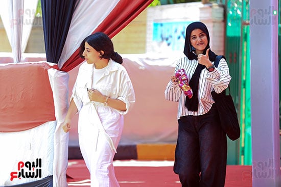الفرحة على وجوه الطالبات الفرحة على وجوه الطالبات