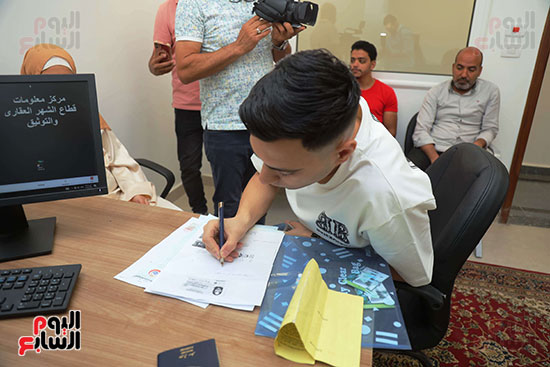 مواطن يوثق عقد زواجه مواطن يوثق عقد زواجه