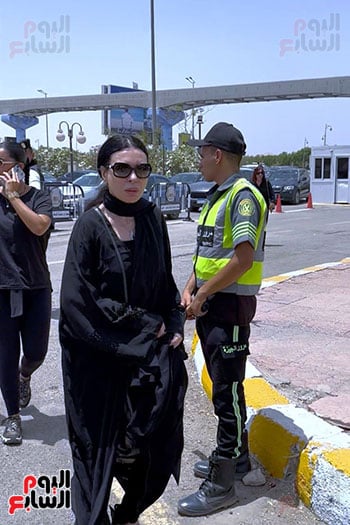 الفنانة دينا الفنانة دينا